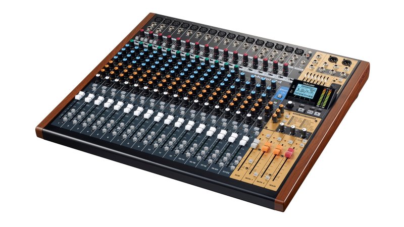 Tascam Model 24 analog mixer og 24 track digital recorder