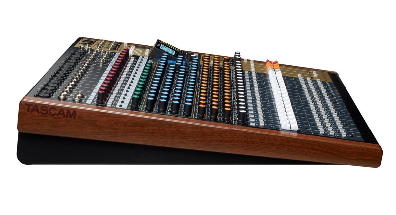 Tascam Model 24 analog mixer og 24 track digital recorder