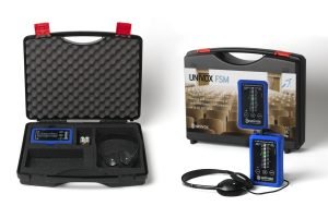 Univox digital feltstyrker mler til teleslynge i kuffert med hovedtelefoner